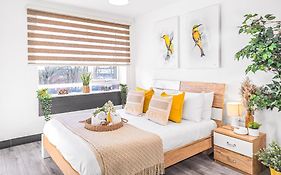 The Cozy Chapter - Spacious Apartments Near Manchester City Centre & Old Trafford